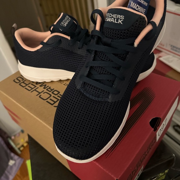 Beautiful sketchers brand new! Women 9.5.. - Picture 3 of 3